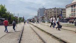 Qarkullimi i trenit pa mbrojtëse në vendkalime në Ferizaj nxit reagime