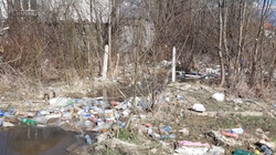 Kanalet e hapur në Pejë plot mbeturina, u nxjerrin telashe banorëve në periferi