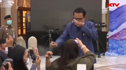 Kryeministri i Tajlandës “dezinfekton” gazetarët