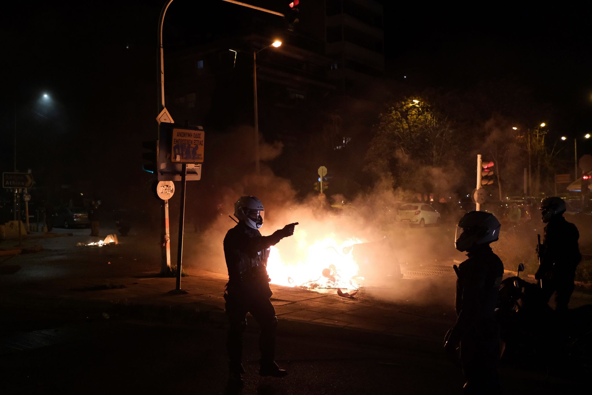 Dhunë në Athinë, 3 policë të lënduar në protestat ndaj brutalitetit policor 