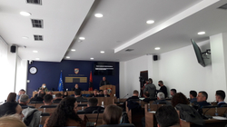 Rregullorja për orarin e punës së bizneseve përplasë opozitën e ekzekutivin në Podujevë
