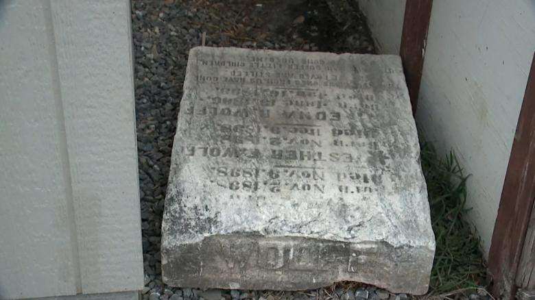 Një grua gjen një gur varri të shekullit XIX në kopshtin e shtëpisë së saj
