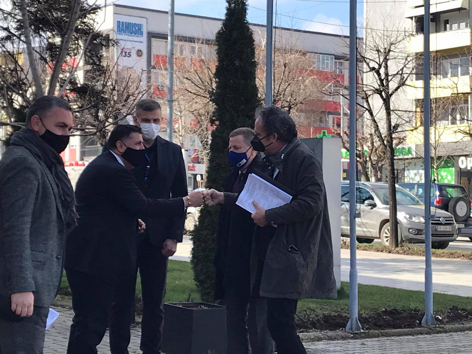 Shefi i BE-së në Kosovë takohet me kryetarin e Gjilanit, Lutfi Hazirin