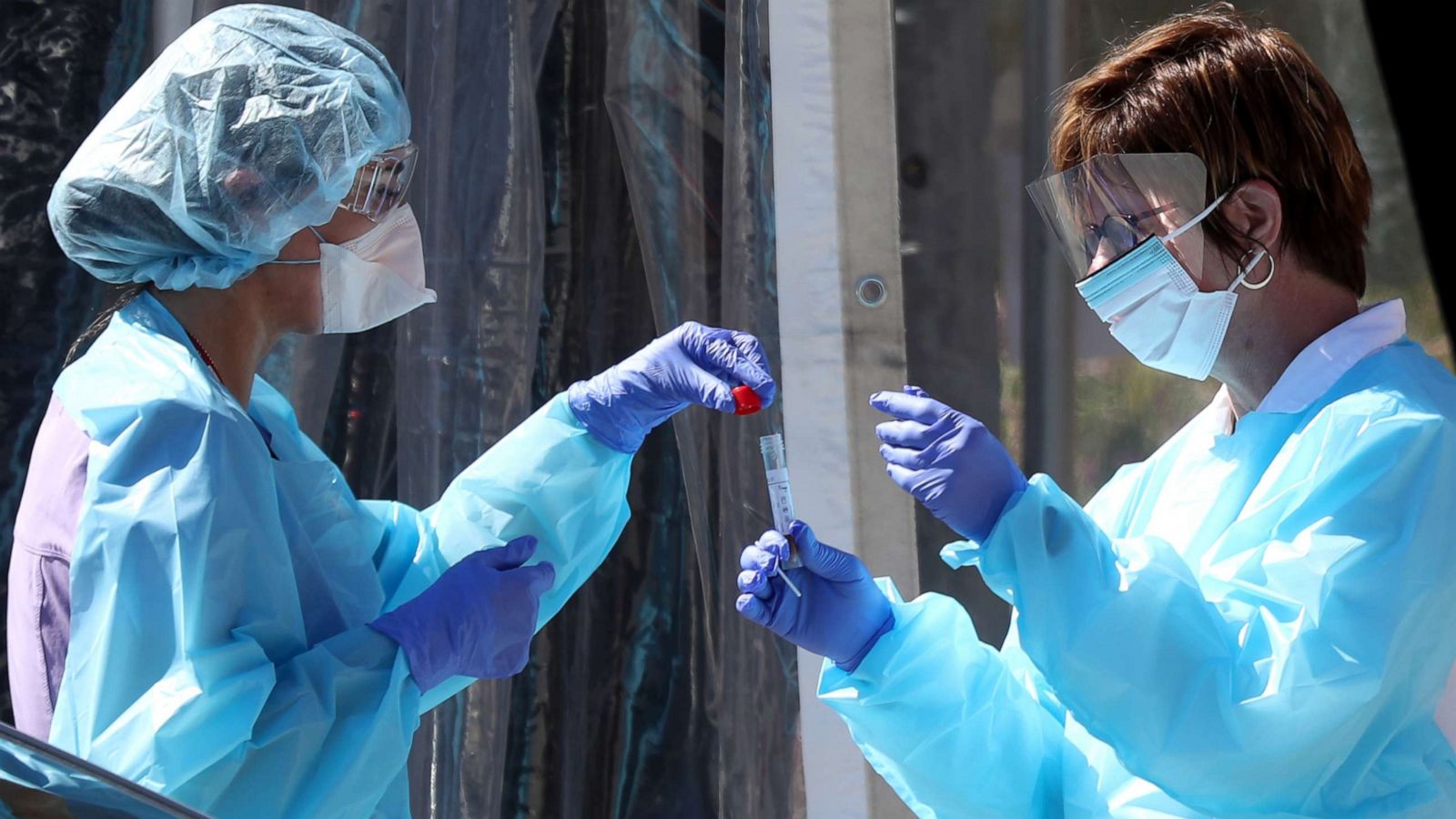 Një vit më parë COVID-19 u shpall pandemi, mbi 2,6 milionë të vdekur