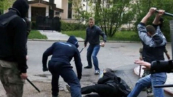 Tre persona në lidhje familjare në Lipjan rrahën mes veti e i dëmtojnë veturat njëri-tjetrit