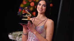 Dua Lipa në qendër të vëmendjes në ceremoninë “Grammy”