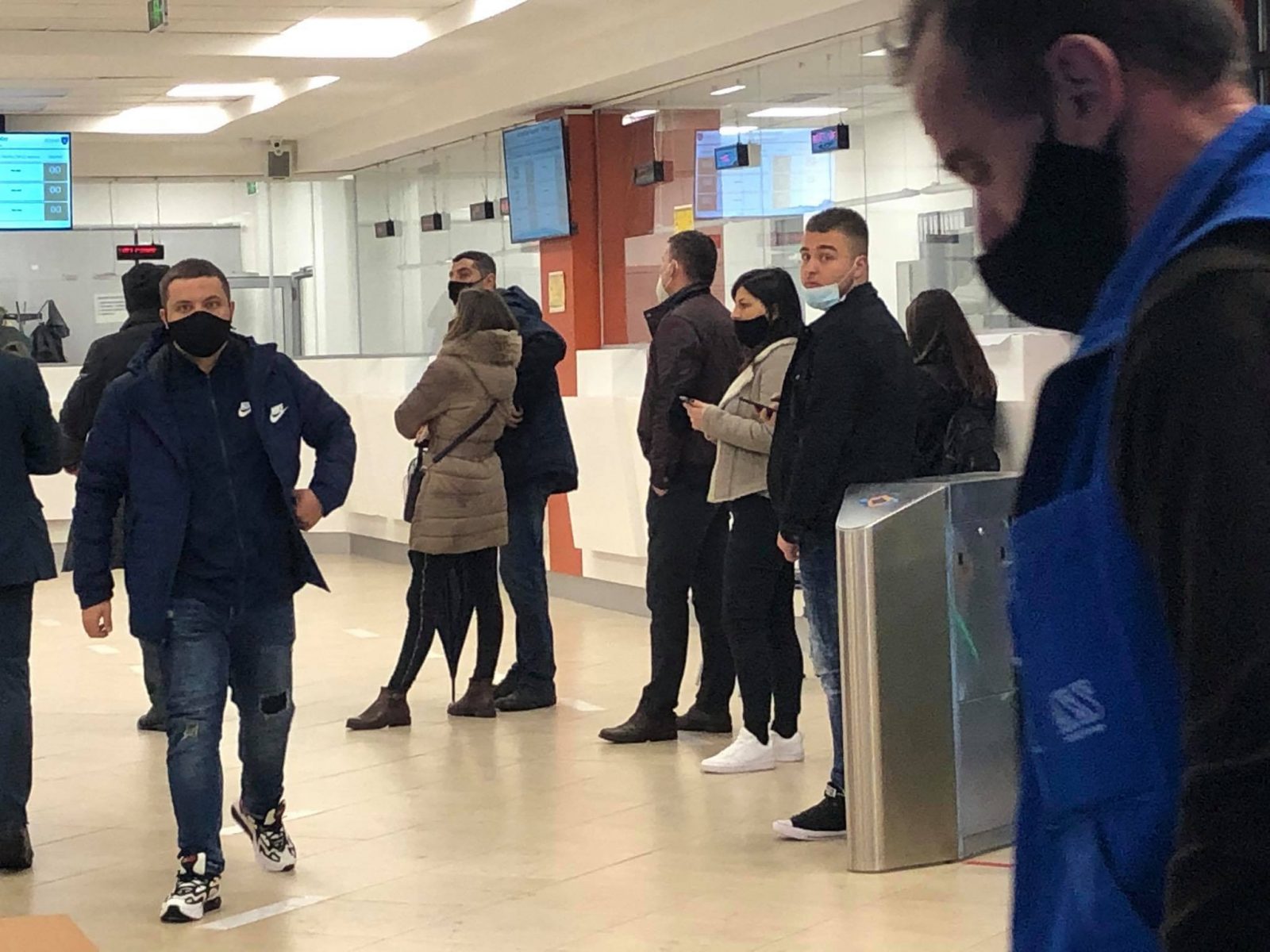 Shumë qytetarë presin për t’u pajisur me tabela të veturave, s’respektohet distanca