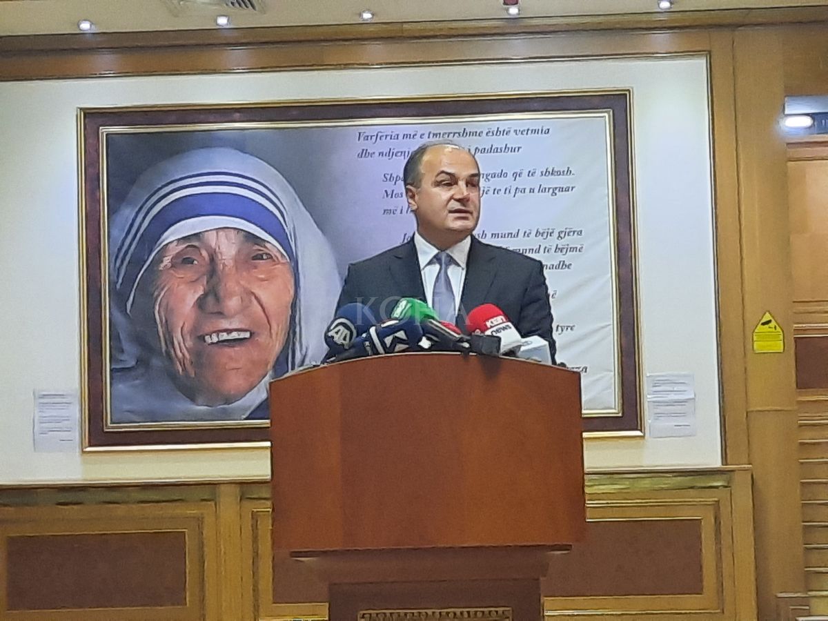 Hoxhaj: Dje ia vunë drynin sallës, sot ia vunë demokracisë