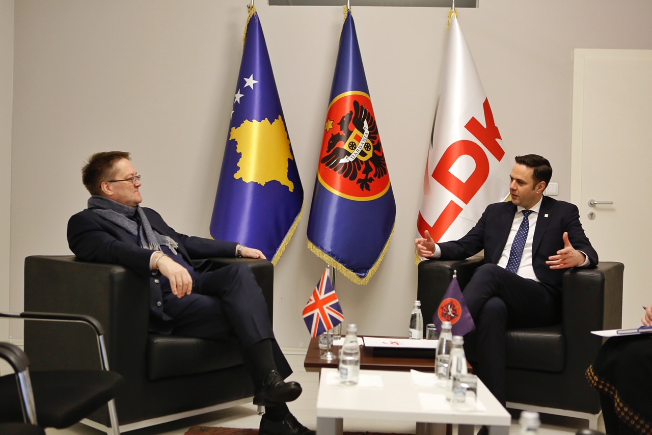 Abdixhiku ia shpalos ambasadorit britanik qëndrimet e LDK-së për formimin e institucioneve