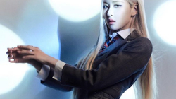 Anëtarja e grupit “BLACKPINK”, Rosé debutoi si solo këngëtare me albumin “R”