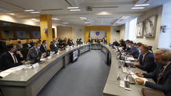 Qeveria, që insistoi në miratimin e Ligjit për rimëkëmbje, e shkel atë