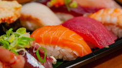 Tajvanezët po ndryshojnë emrat e tyre në “salmon” për të ngrënë sushi falas