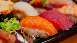 Tajvanezët po ndryshojnë emrat e tyre në “salmon” për të ngrënë sushi falas