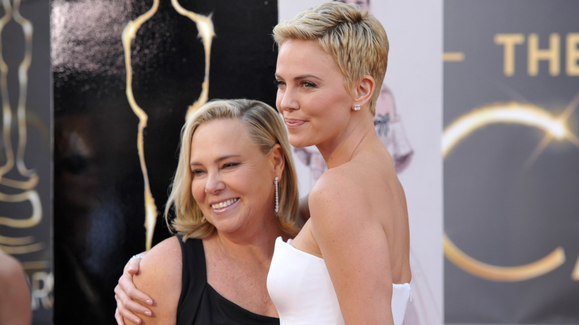 Charlize Theron rrëfen se si nëna e saj i vrau babanë në vetëmbrojtje