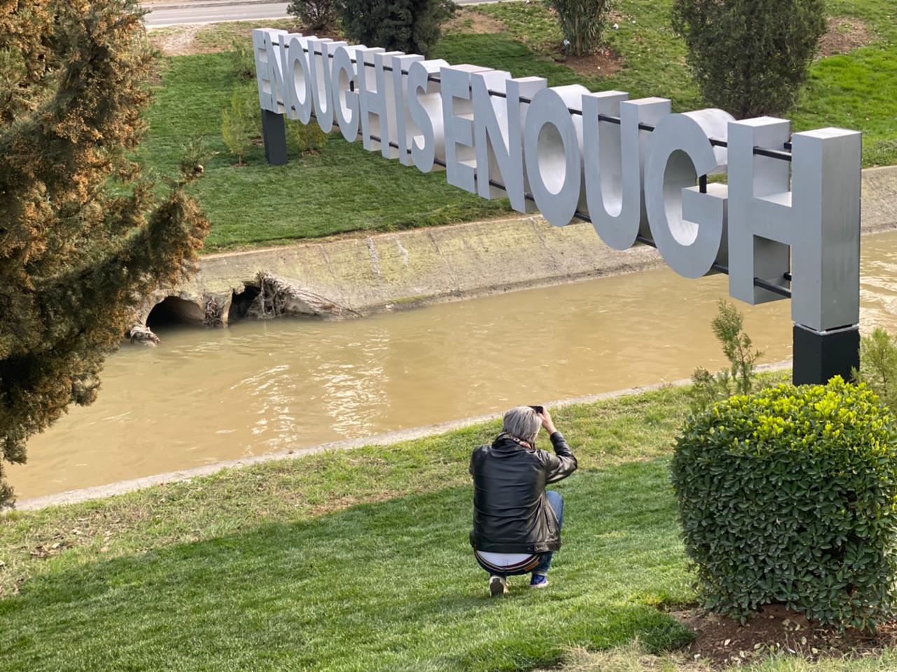 "Enough is enough" nga presidenti Bush për Kosovën, instalacion në Tiranë
