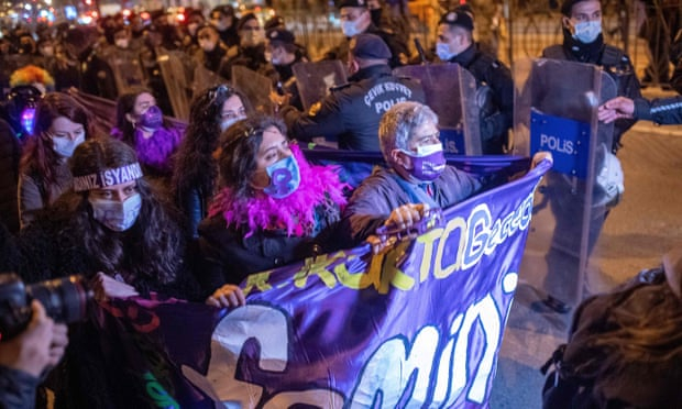 Mijëra protestues kundër Erdoganit pas tërheqjes nga Konventa që i mbron gratë