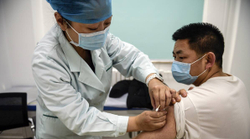 Pas dy dozash të vaksinës, infermierja kineze rezulton pozitive me COVID-19