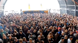 Holanda eksperimenton me një festival me shumë njerëz në kohë pandemie