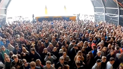 Holanda eksperimenton me një festival me shumë njerëz në kohë pandemie