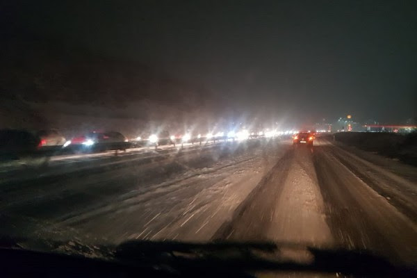Kolona të gjata të automjeteve në magjistralen Prishtinë-Pejë