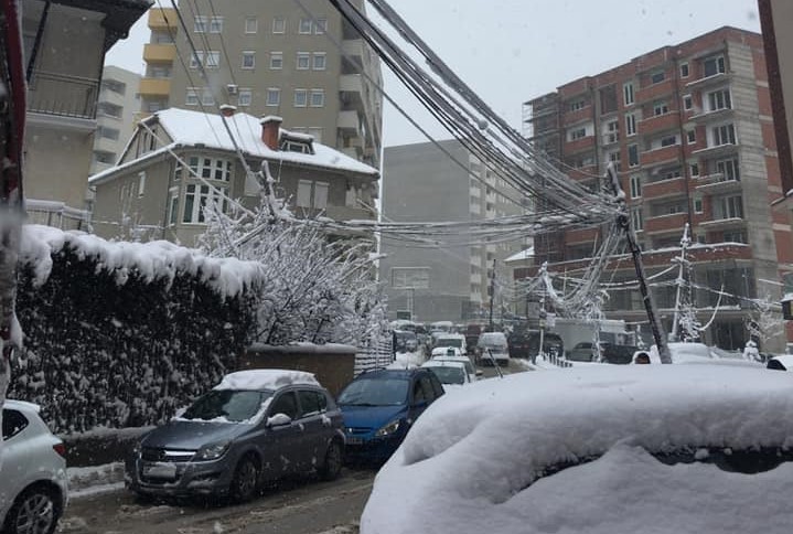 Banorët e lagjes “Mati 1” në Prishtinë thonë se po rrezikohen nga shtyllat elektrike