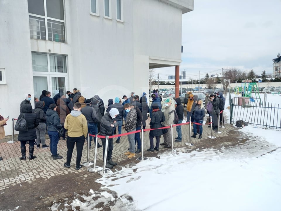 Qytetarët pa distancë fizike presin për t’u testuar
