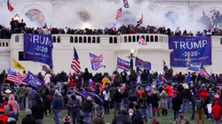 Trumpi minimizon 6 janarin: Mbështetësit i “puthnin e përqafonin” policët