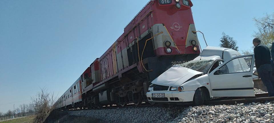 Treni godet veturën në Pejë, shoferi i veturës merr lëndime të rënda trupore