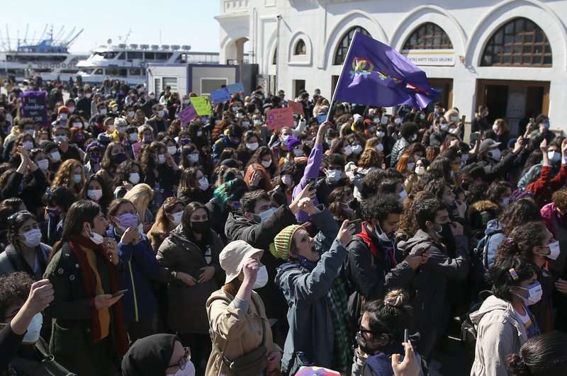 Studentët, gratë dhe komuniteti LGBT protestojnë për të drejtat e tyre në Turqi