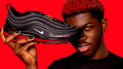 Lil Nas X dizajnon modelin e atleteve që përmbajnë gjak njeriu “Satan Shoes”