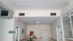 Riparohet sistemi i ventilimit dhe klimatizimit në qendrën COVID në Pejë