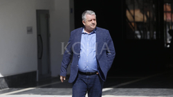 Mungesa e materialit për pasaporta, Veliu: Janë qesharakë, ç’lidhje ka Ukraina me dokumentet tona