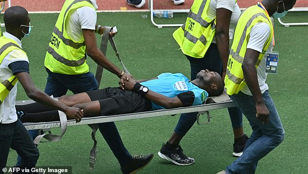 Referi kolapson në fushë, ndërpritet për disa minuta ndeshja eliminatore e Kupës së Afrikës