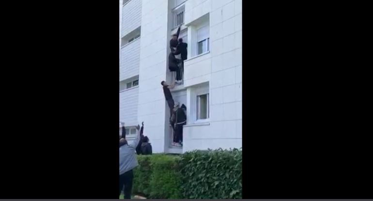 Heronjtë e rinj ngjiten në ndërtesë për të shpëtuar një familje