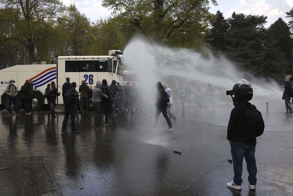 Përplasje mes policëve dhe protestueseve në Belgjikë rreth kufizimeve të COVID-19