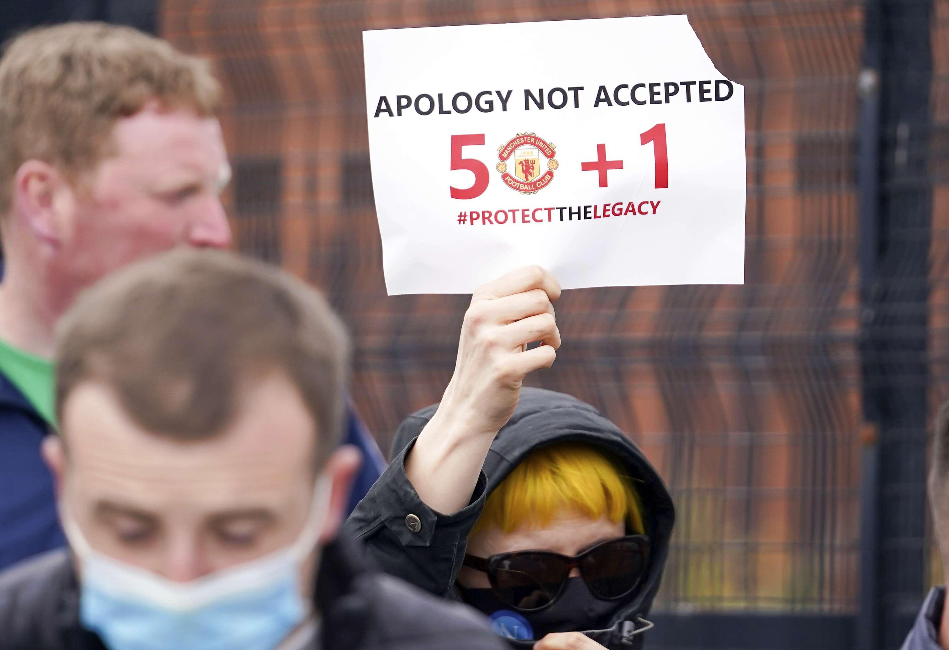 Tifozët e Manchester Unitedit futen në fushë në shenjë proteste ndaj pronarëve amerikanë