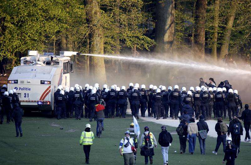 Policia belge arreston 132 persona që morën pjesë në protestë kundër kufizimeve të COVID-19