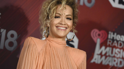Rita Ora bashkëpunon me aplikacionin “Amazon Original” për versionin e ri të këngës “Bang Bang” 