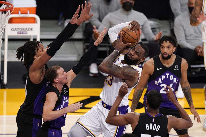 James largohet më herët nga loja, Raptors mposhtin Lakersat 