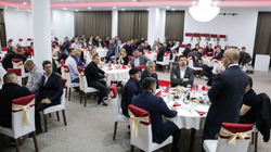 Haradinaj shtron iftar për mbi 50 persona në një sallë dasmash
