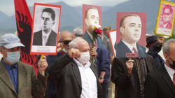 Lule, parulla e foto të diktatorit Hoxha në Tiranë