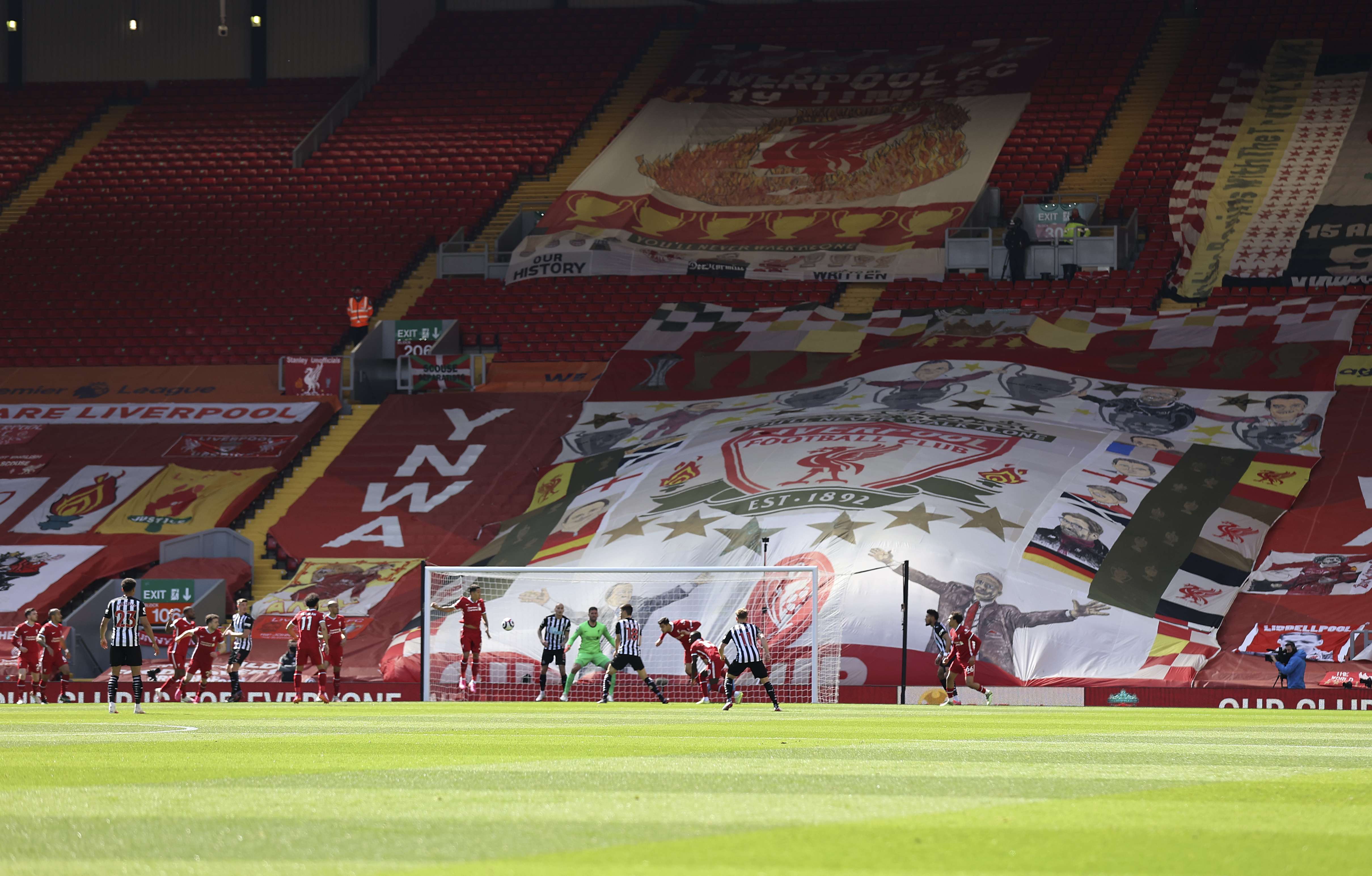 Tifozët e Premier Leagues kthehen në tribuna për dy xhirot e fundit