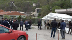 Të pakënaqurit me punësimet në Trepçë ngrenë tendë para minierës