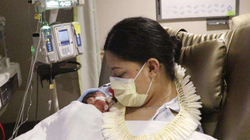 Gruaja që lindi në aeroplan nuk e dinte se ishte shtatzënë