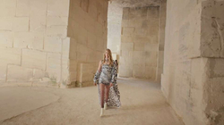 “Chanel Rock”, shtëpia franceze e modës sugjeron veshjet bardhë e zi
