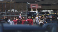 Një vajzë e klasës së gjashtë futet në shkollë me armë, qëllon dy nxënës e një punonjës