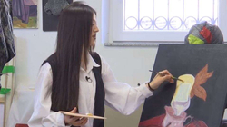 Studentja që ndihmon nevojtarët me shitje të pikturave