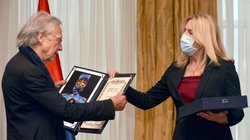 Serbët e Bosnjës nderojnë fituesin kontrovers të Çmimit Nobel të Letërsisë, Peter Handke