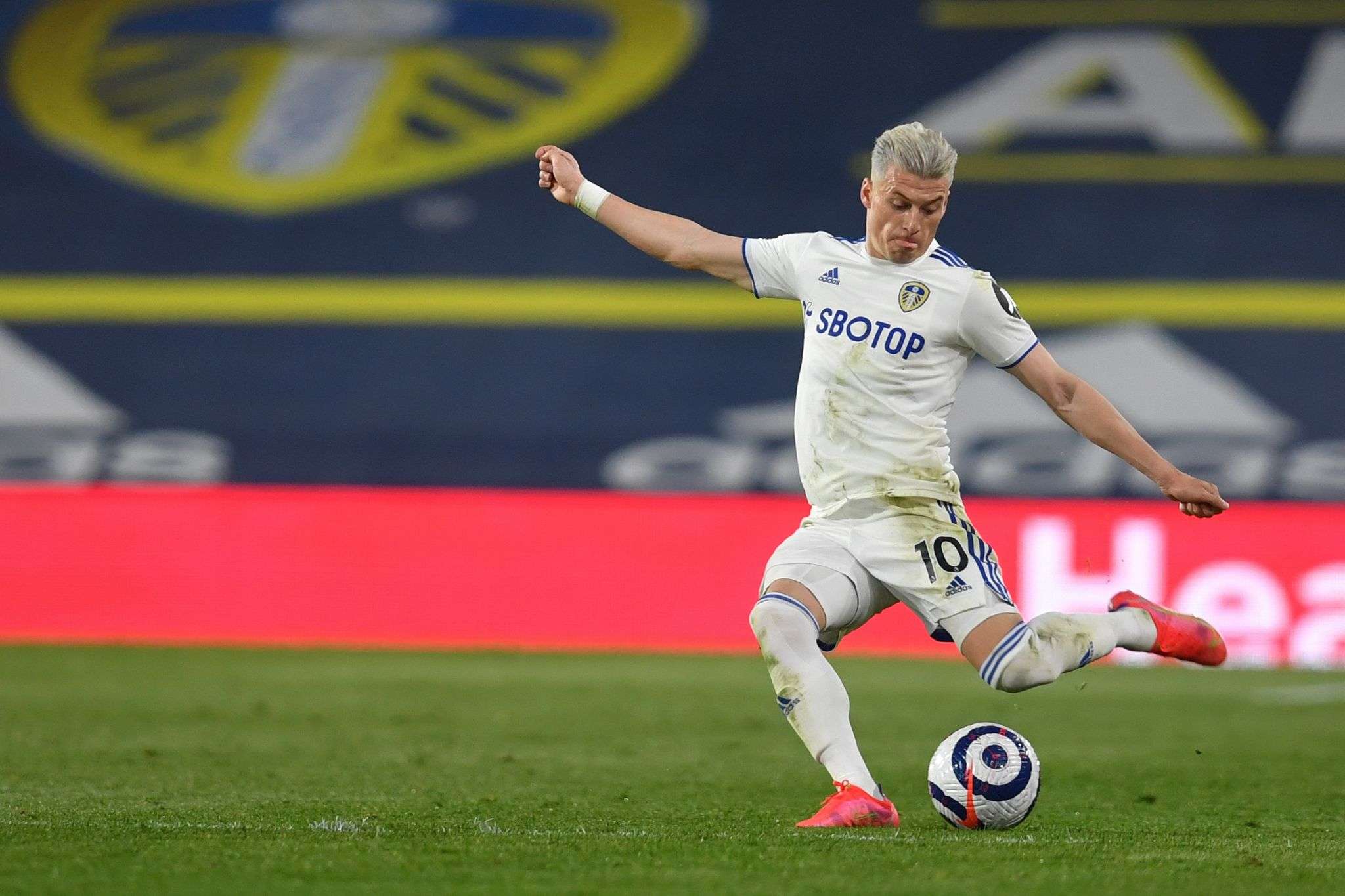 Alioski kontribuoi në fitoren e Leedsit ndaj Tottenhamit