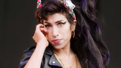 Rrobat e Amy Winehousit do të vihen në ankand për bamirësi